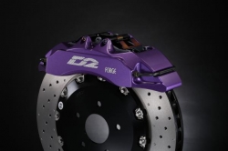 Přední brzdový kit D2 Racing pro Infiniti G25 (11-12), 8-pístkové brzdiče verze Sport, plovoucí kotouče 330x32mm