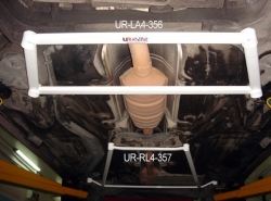 Rozpěrná tyč Ultra Racing Volvo 850 turbo - přední spodní H výztuha