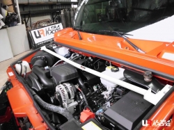 Rozpěrná tyč Ultra Racing Hummer H2 6.0 (03-09) - přední horní