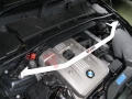 Rozpěrná tyč Ultra Racing BMW E90 / E92 325i (06-) - přední horní